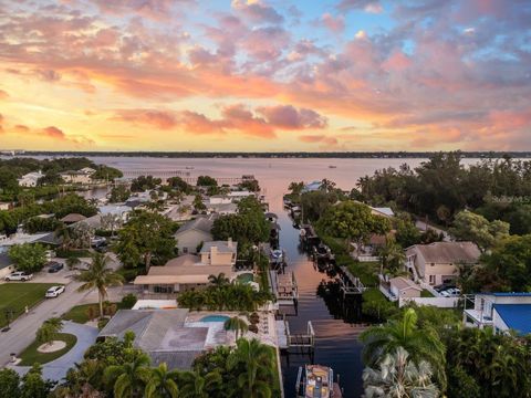 A home in PALMETTO