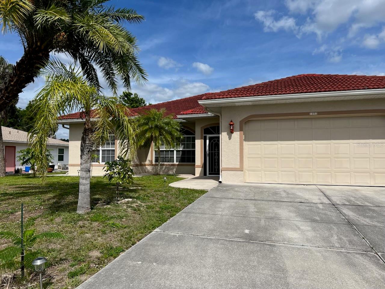 **ANNUAL** 3/2/2 HOME AVAILABLE NOW** Located close to shopping and schools in desirable area of North Port. Large screened in porch Freshly painted and ready for you! Schedule your showing today!