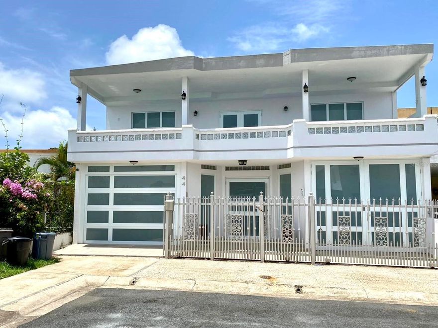 Available September 1rst, 2025 Villa Carolina, Carolina, PR - Spacious two-level residence located at the end of a cul-de-sac. It consists of 3 bedrooms, 2.5 bathrooms, extended carport, living room, dining room, kitchen, and terrace. Partially furnished and equipped. Monthly rent is $1,500 which includes electricity through solar panels. Requirements: one month in advance, security deposit, proof of income, and credit. Water is not included. Minimum contract is 1 year. Localización: 18.39299° N, 65.95269° W