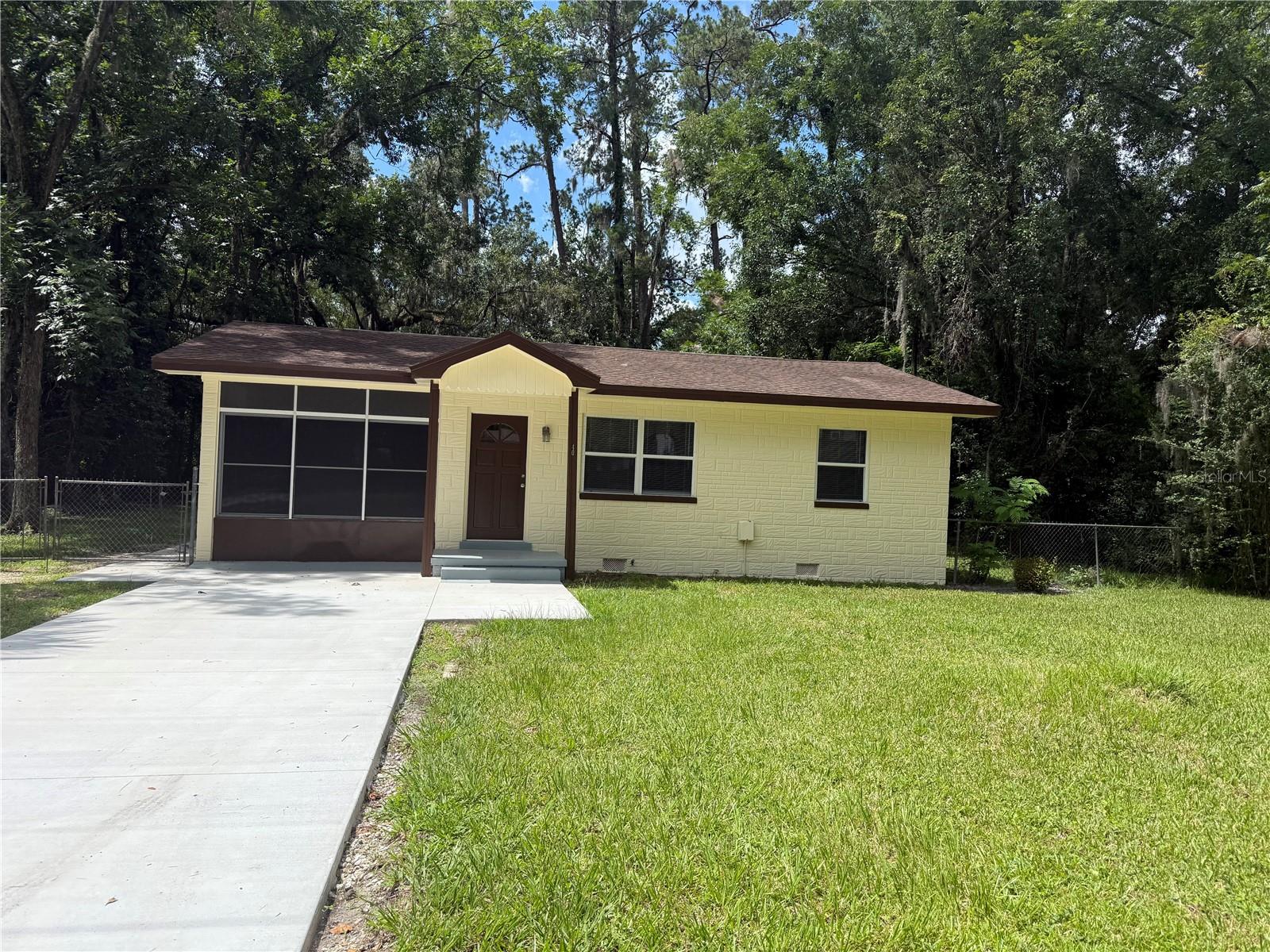 CHARMING 2-BEDROOM HOME ON A SPACIOUS SHADED LOT NEAR DOWNTOWN!
Welcome to this beautifully updated 2-bedroom, 1-bath home situated on a generous .40 acre lot just minutes from downtown, where you'll find charming boutique shops and top-rated restaurants. Enjoy hardwood floors, a large Florida room, and a versatile bonus room, perfect for a home office, hobby space, or guest area.
This home has been freshly painted inside and out, and sits on a lush green lawn shaded by mature trees, including your very own pecan tree! The seller is offering $5,000 toward closing cost and prepaids, plus $3,000 toward new appliances, ( new dishwasher has already been installed), making it even easier to move in and make it your own.
Don't miss this rare opportunity to own a charming, move-in-ready home, great for first time home buyers or investors looking for rental properties.
