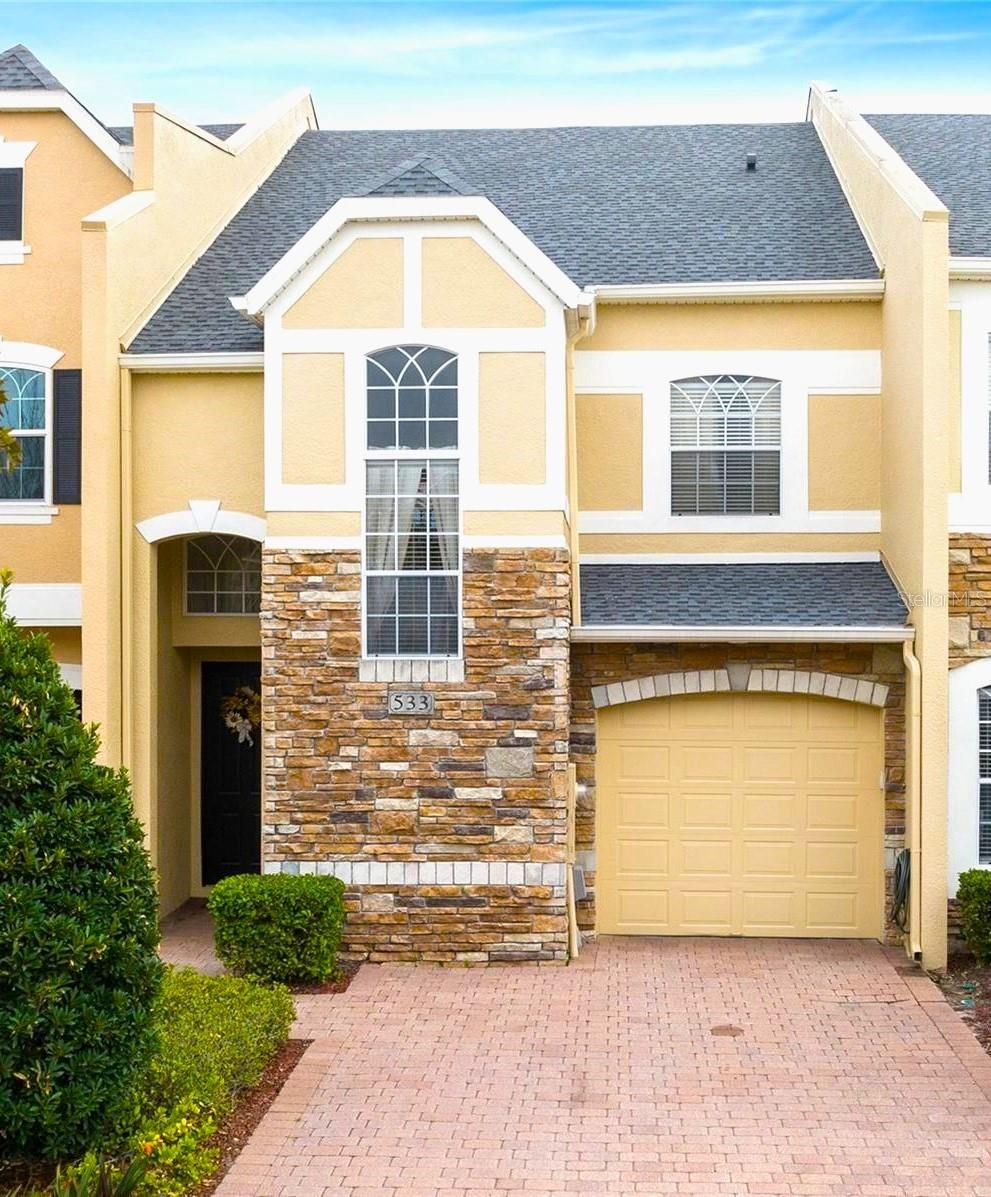 PENDING ACCEPTING BACKUP OFFERS
AVALON PARK EVERYONE! Gated community. Step in this beautiful freshly repainted townhome, find the spacious kitchen featuring granite counter tops, brand new modern back splash, grey cabinets, breakfast bar, and stainless steel appliances. Be impressed by the living room's windows and high ceilings, the ample primary bedroom is located downstairs, the primary bathroom has Jack and Jill sinks, standing up shower and separate tub. Walk upstairs to find brand new carpet across the second floor, check out the loft, use it as a family room or an office, brand new modern ceiling fans and a wonderful view from upstairs to the living room. Don't forget to check the patio and the community pool. Avalon Park is a vibrant sought out community of Orlando. Call and make your appointment now for your Avalon Park private tour. This beauty is going fast. Buyer and buyer's agent are responsible for checking all measures, rules and specifications independently.