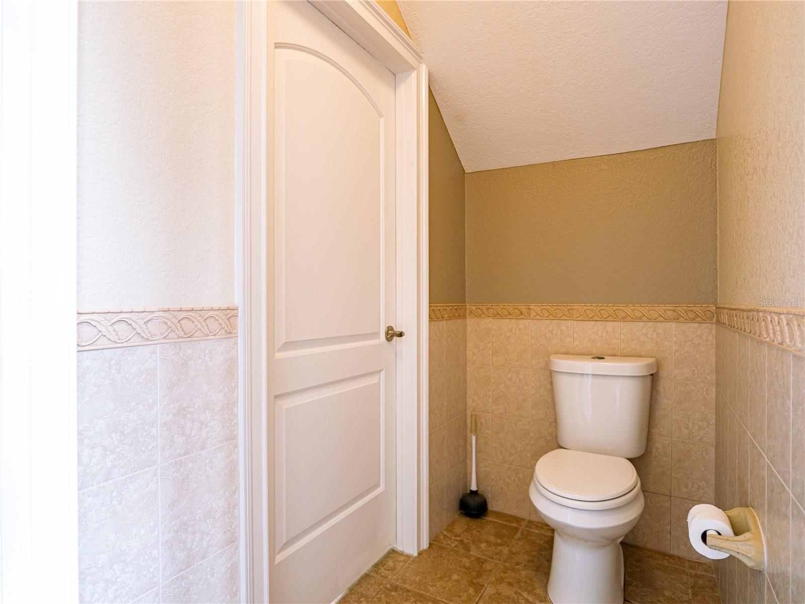 ALEXANDER WOODS TWNHMS - Residential Lease