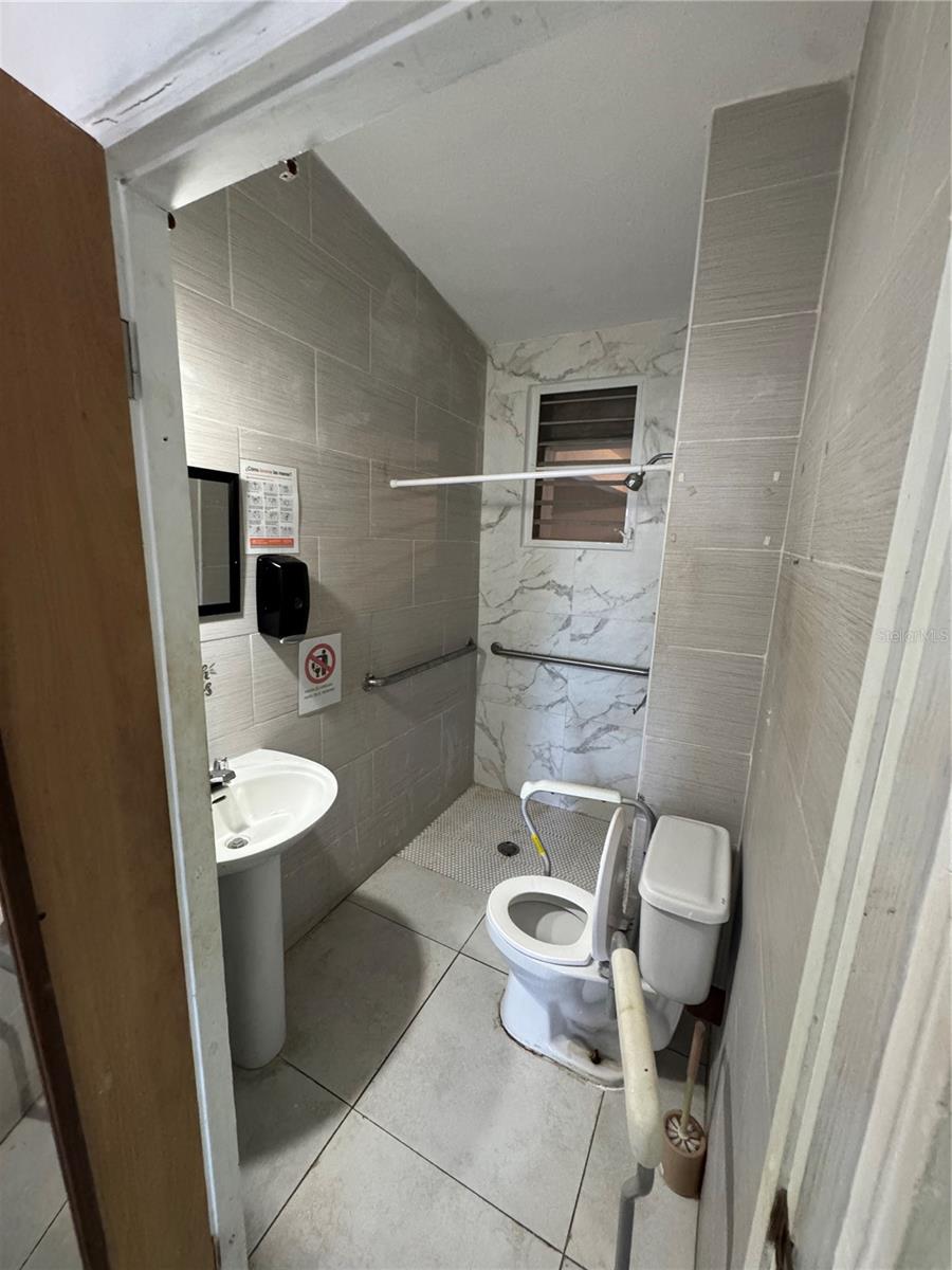 URBANIZACIÓN VILLA PRADES - Commercial Sale