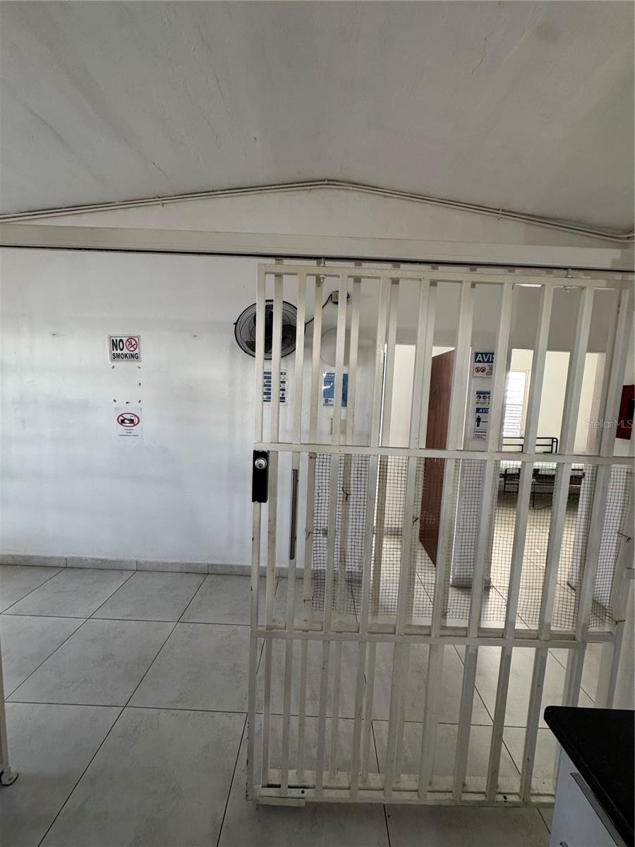 URBANIZACIÓN VILLA PRADES - Commercial Sale