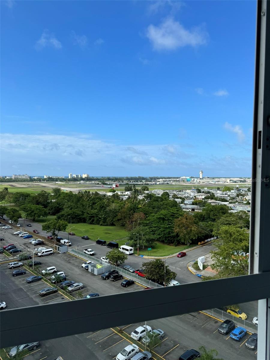 We present an excellent opportunity at Laguna Gardens, one of the most centrally located and accessible communities in Carolina, Puerto Rico. This spacious apartment offers 1,406 square feet of comfort, functionality, and an unbeatable panoramic view of the Luis Muñoz MarÃn International Airport and the Atlantic Ocean.
Layout:
4 spacious bedrooms filled with natural light
3 full bathrooms
1 assigned parking space
Interior Features:
Bright and airy living and dining room
Open-concept kitchen with a breakfast counter
Enclosed sunroom with wide windows to enjoy the breeze and stunning views
Primary bedroom with open views and private bathroom
Ceramic tile flooring throughout
Versatile sunroom perfect for reading or relaxing
Additional Highlights:
Spectacular views of the airport, city, and ocean
Well-ventilated spaces with ceiling fans and abundant natural lighting
Modern and elegant decor
Ample closet and storage space in bedrooms
Community Amenities:
Controlled access and security
Gated parking with electric entrance
Green areas and recreational spaces
Convenient location with easy access to major highways, just minutes from the airport, Isla Verde, Plaza Carolina, and medical centers
Perfect for persons seeking space and comfort. Don’t miss this chance to live with one of the best views in the metropolitan area!