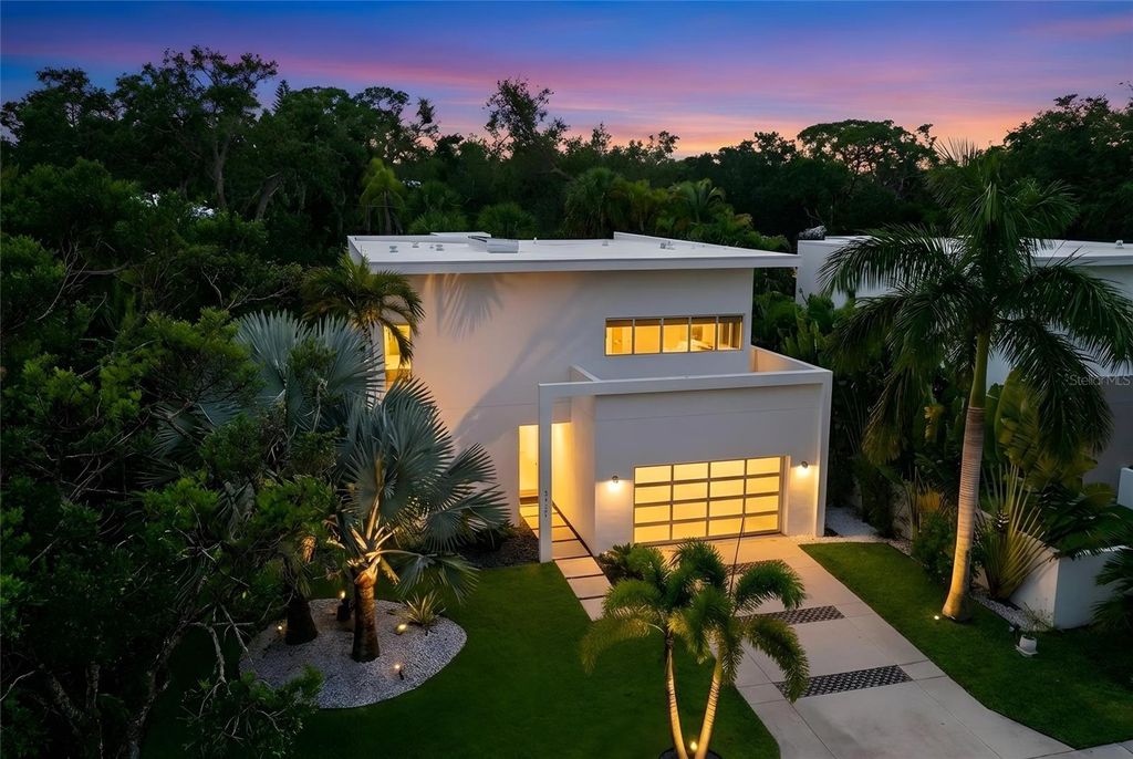 Photo of 1732 Shoreland Drive, Sarasota, FL 34239 (MLS # A4682616)