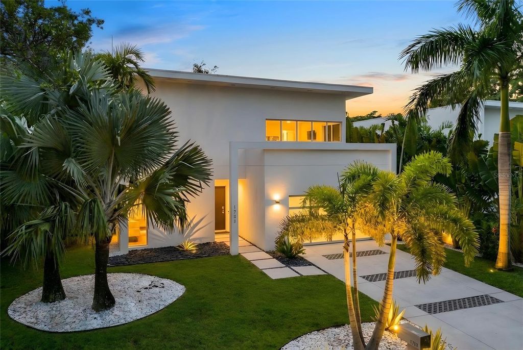 Photo of 1732 Shoreland Drive, Sarasota, FL 34239 (MLS # A4682616)