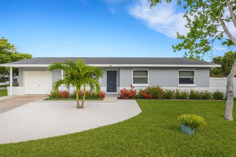 Photo of 270 Northeast Boulevard N, St Petersburg, FL 33702 (MLS # TB8406181)