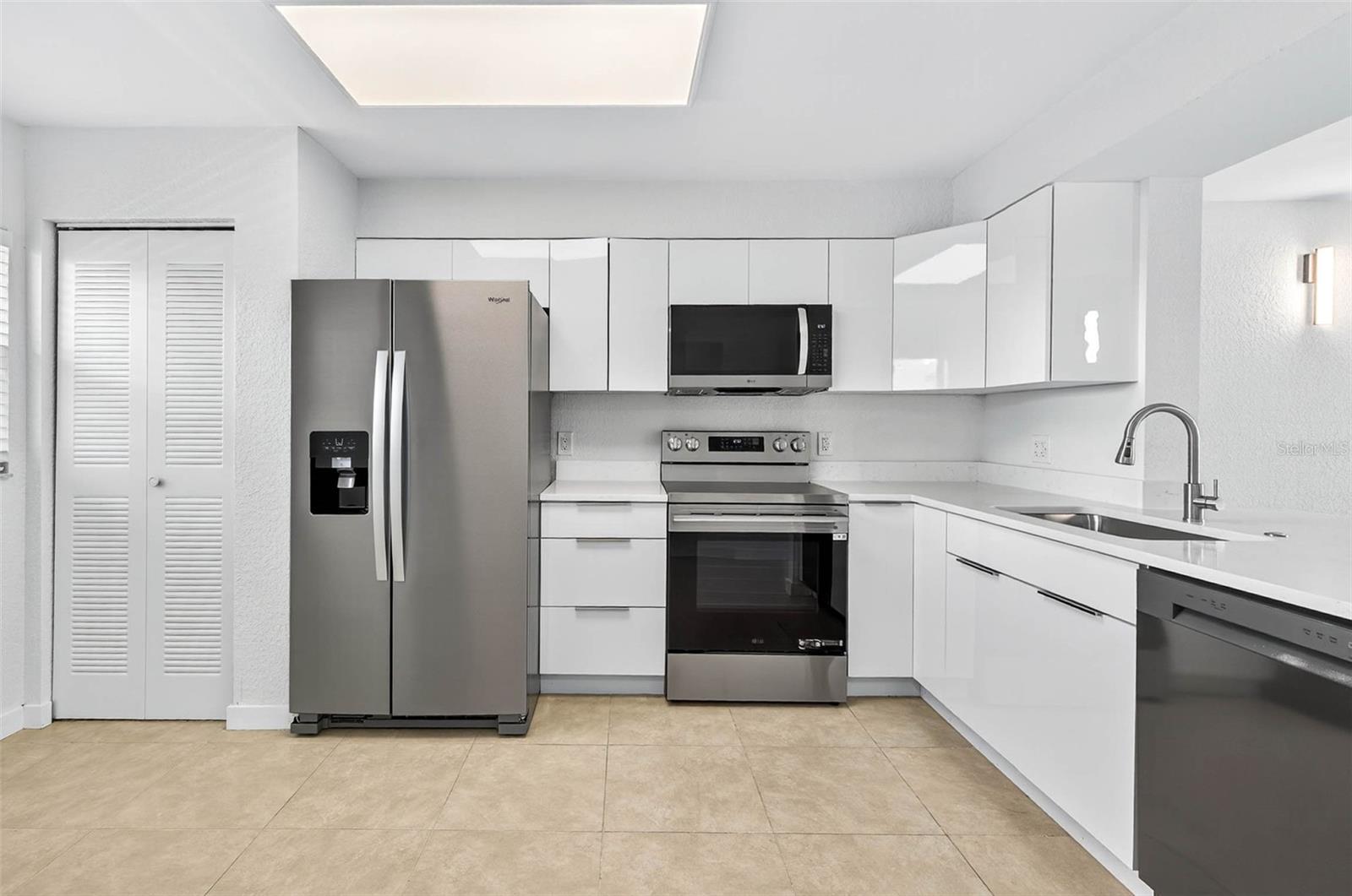 COVE CAY VILLAGE III - Residential