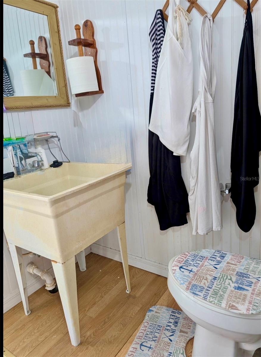 LAKE SIDE TERRACE - Residential