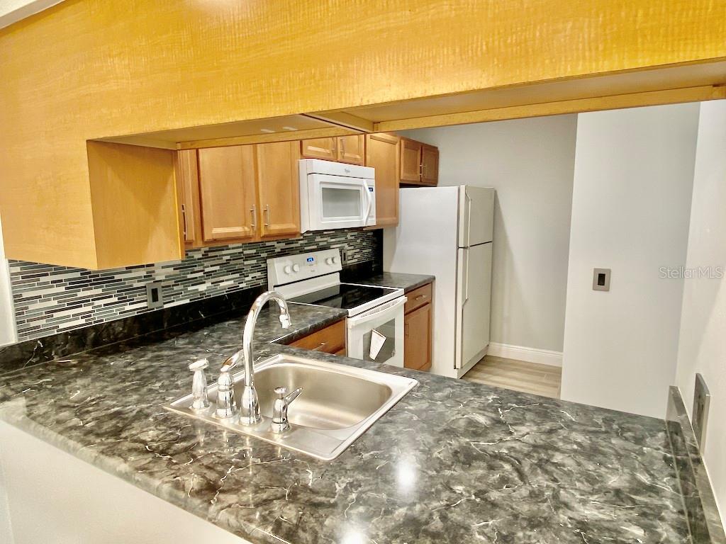 DEL REY CONDO PH 03-05 - Residential Lease