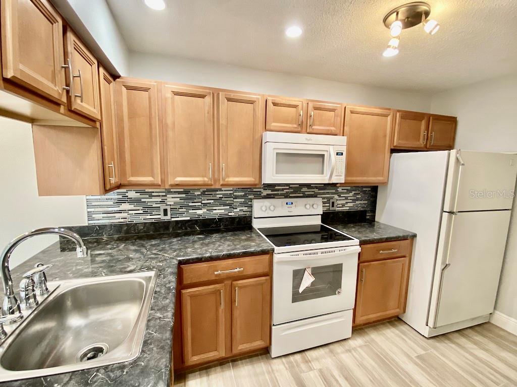 DEL REY CONDO PH 03-05 - Residential Lease