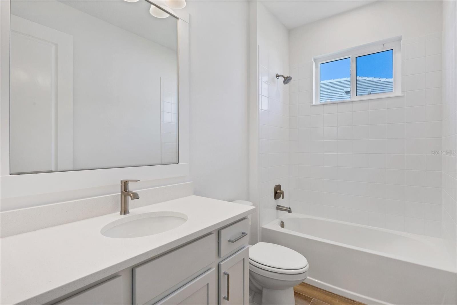 LAKEHOUSE COVE/WATERSIDE PHS 5 - Residential Lease