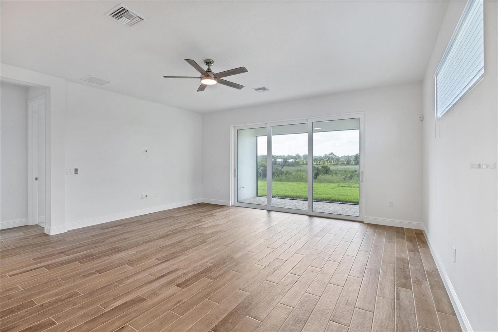 LAKEHOUSE COVE/WATERSIDE PHS 5 - Residential Lease