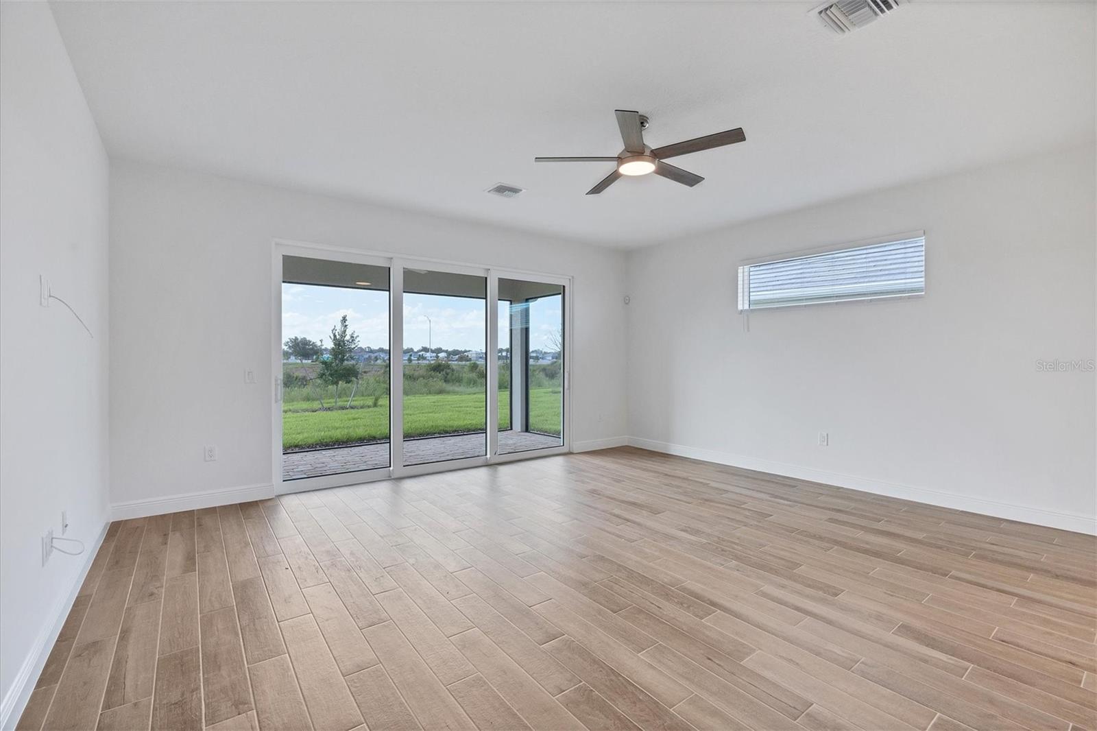 LAKEHOUSE COVE/WATERSIDE PHS 5 - Residential Lease