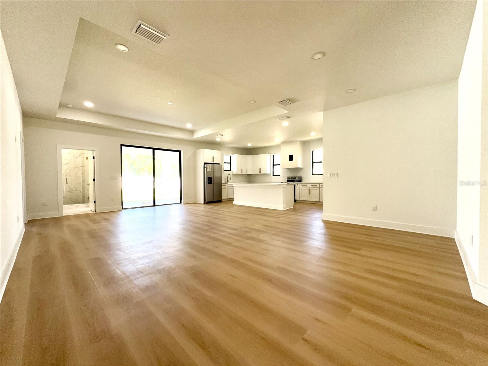 707 W COUNTRY CLUB DRIVE
