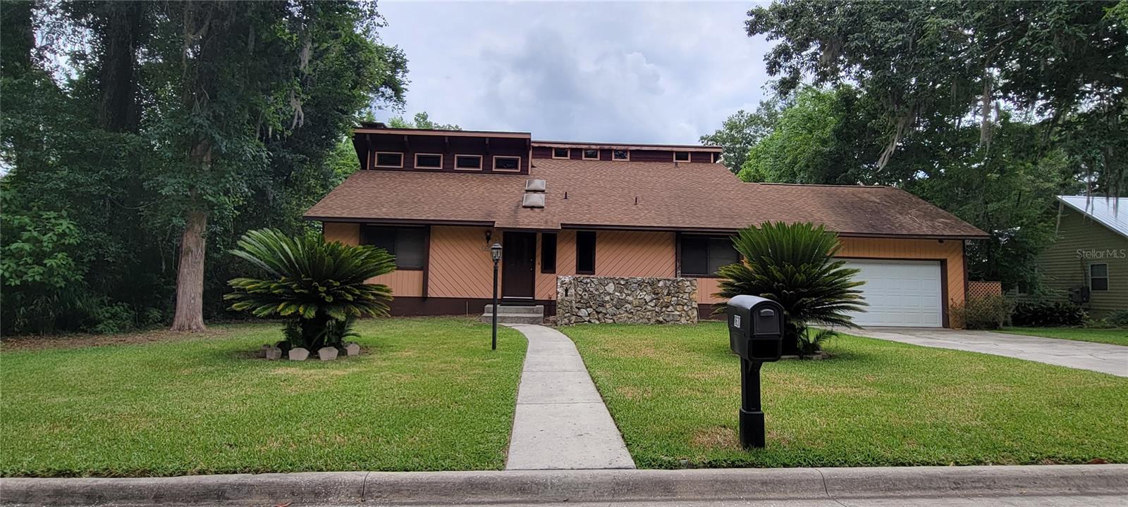 ( Oakcrest) 3/ 2 spacious home located in a great school zone, close to Santa Fe College and North Florida Regional Medical Center. Home has tall ceilings, exposed beams and stone fireplace adding lots of t character . Large living room space features plenty of natural light and sliding doors that lead to back deck and nice spacious fenced back yard. Kitchen has a large pantry and plenty of cabinet/ counter space. Master Suite features a large and spacious room, Private balcony that overlooks back yard & updated master bath. 2 car garage & Nice large deck. 2 bedrooms and bath downstairs. Master upstairs. Total sq ft to include garage and decks 2244 **Renter's Insurance Required**
* 1 small pet only. No medium or large breed
Available : NOW
**Residents are enrolled in the Resident Benefits Package (RBP) for $39.95/month which includes renters insurance, HVAC air filter delivery (for applicable properties), credit building to help boost your credit score with timely rent payments, $1M Identity Protection, move-in concierge service making utility connection and home service setup a breeze during your move-in, our best-in-class resident rewards program, and much more! More details upon application.**