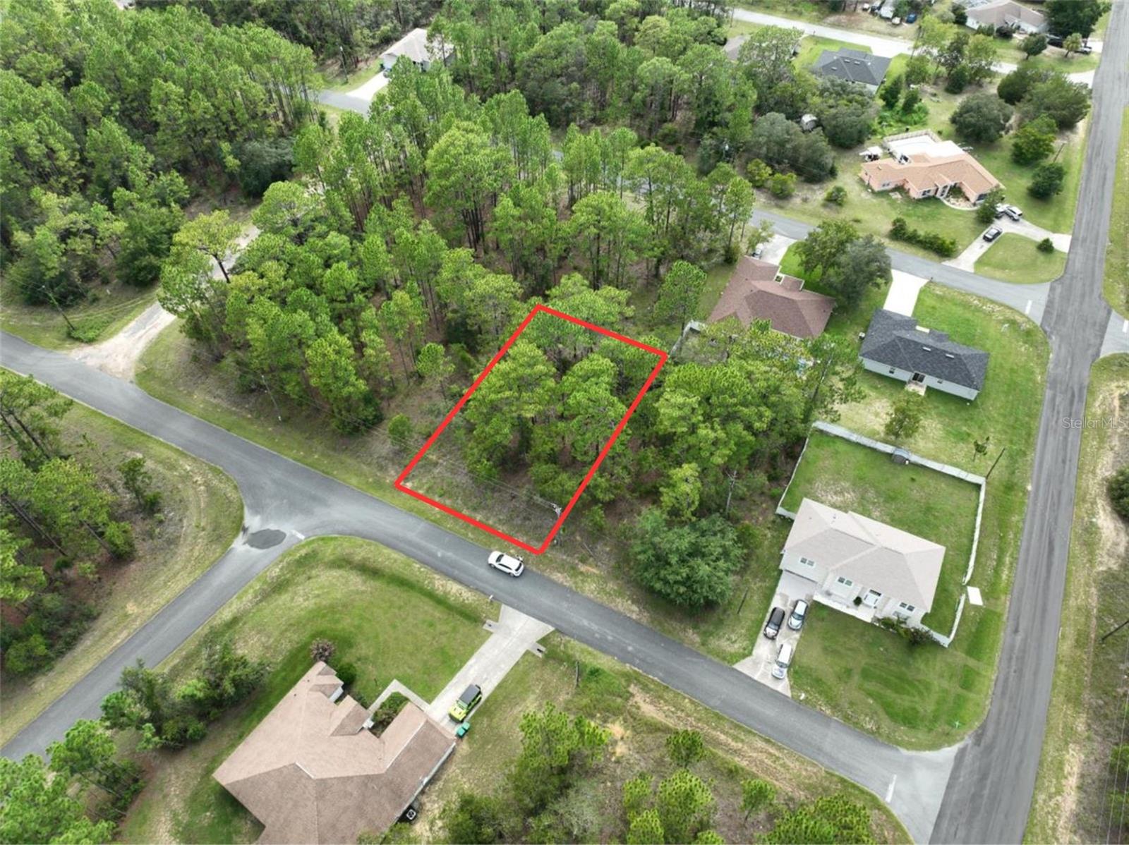 CITY WATE LOT! This 0.23-acre residential lot is zoned for single-family homes and offers city water and electricity at the lot line, with paved road access. Located in a quiet neighborhood with no HOA and no flood zone, this property provides easy access to shopping, schools, parks, golf courses, and is just a short drive to Crystal River. Don’t miss this excellent opportunity to own a prime piece of Florida real estate!