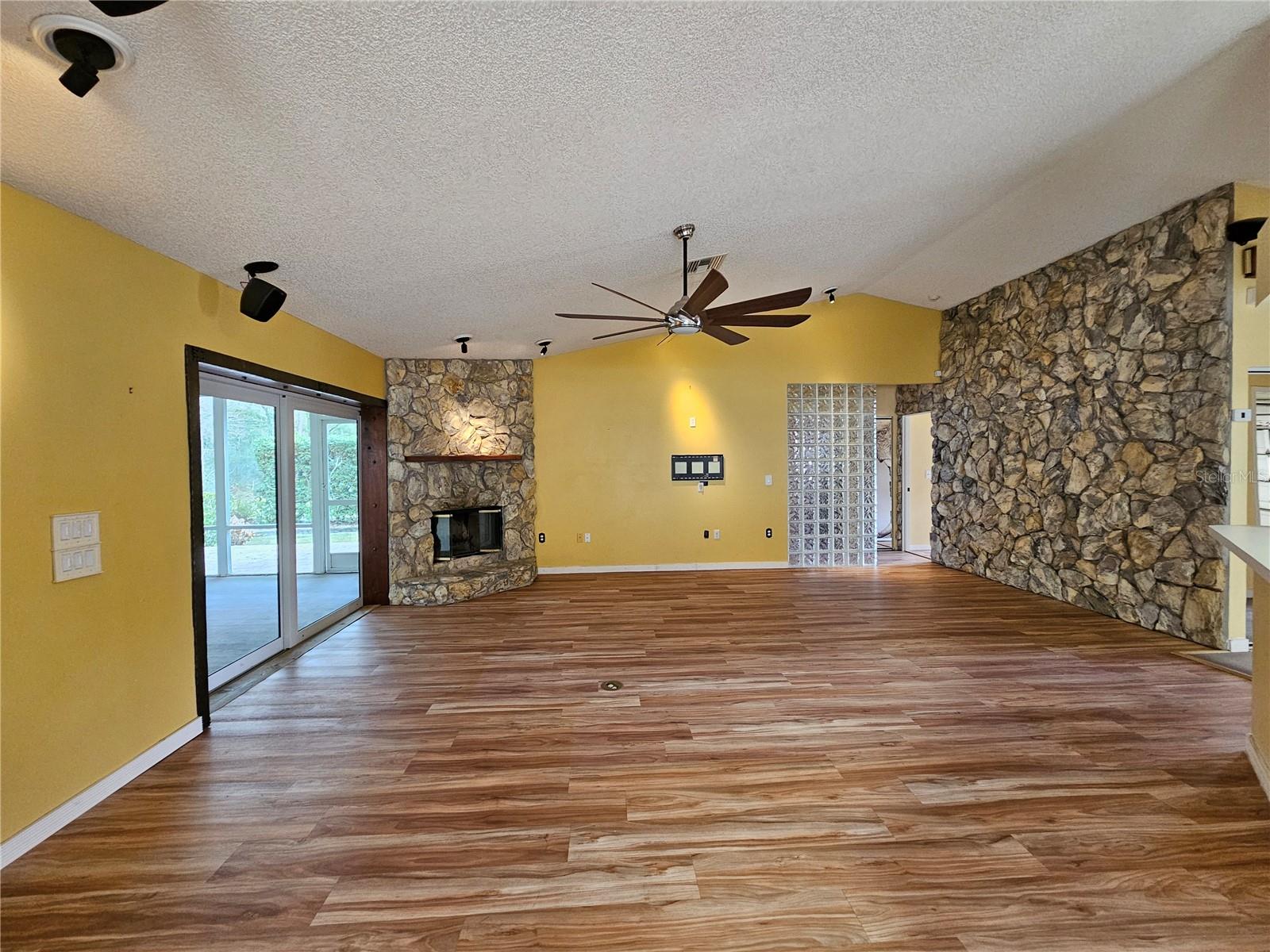 CREEKSIDE - Residential