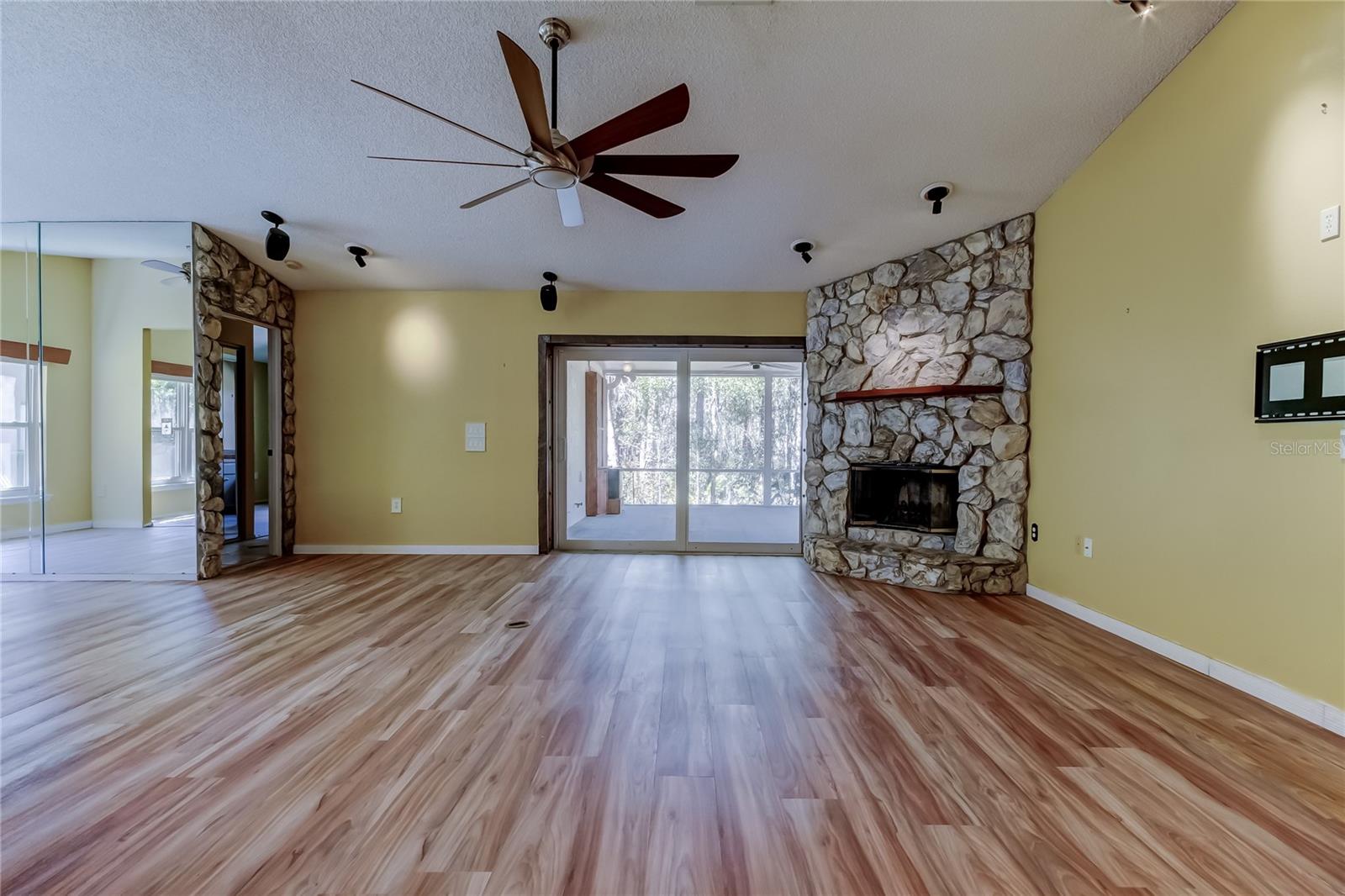 CREEKSIDE - Residential