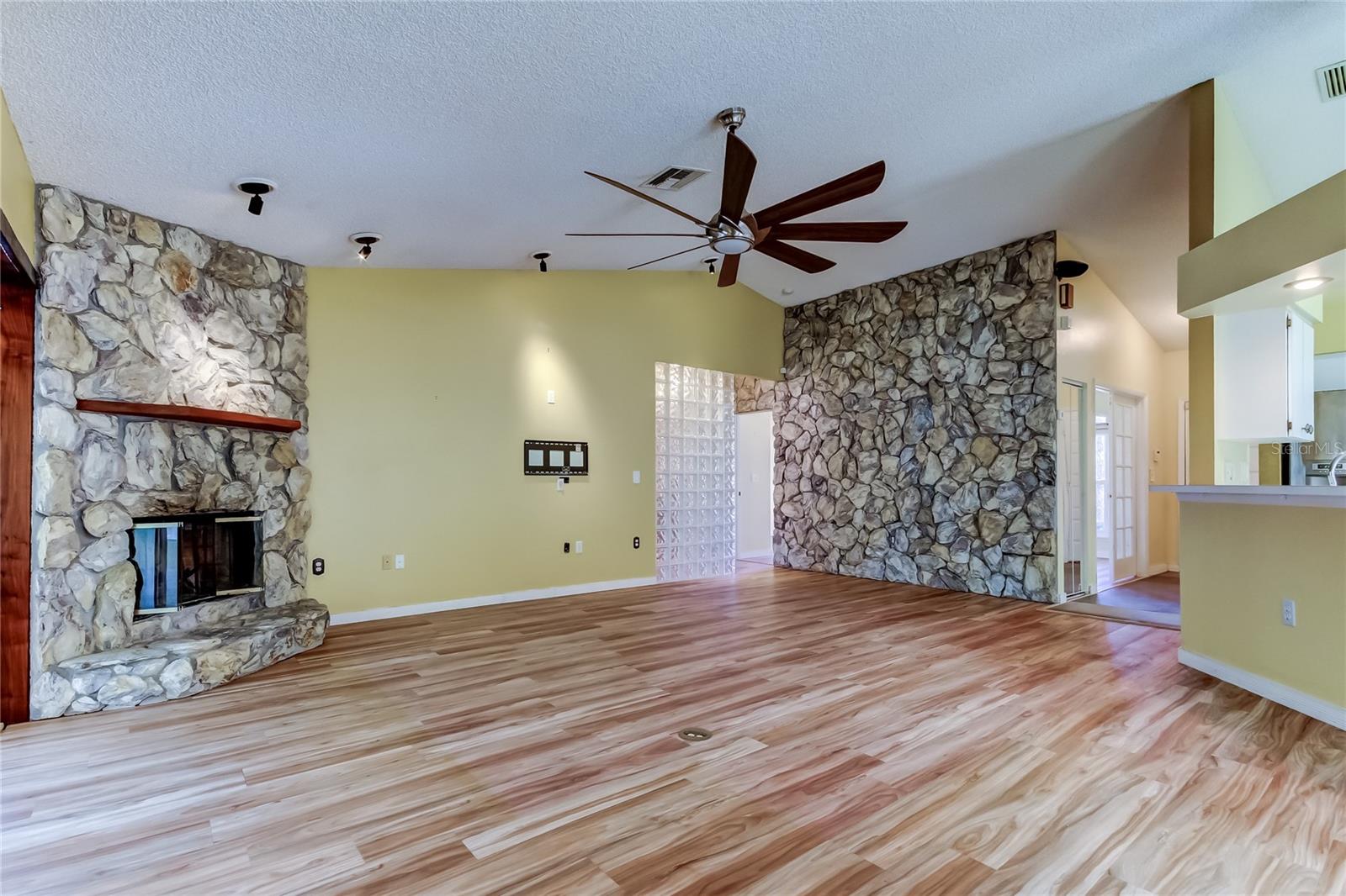 CREEKSIDE - Residential