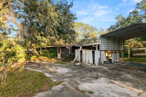 A home in LAKELAND