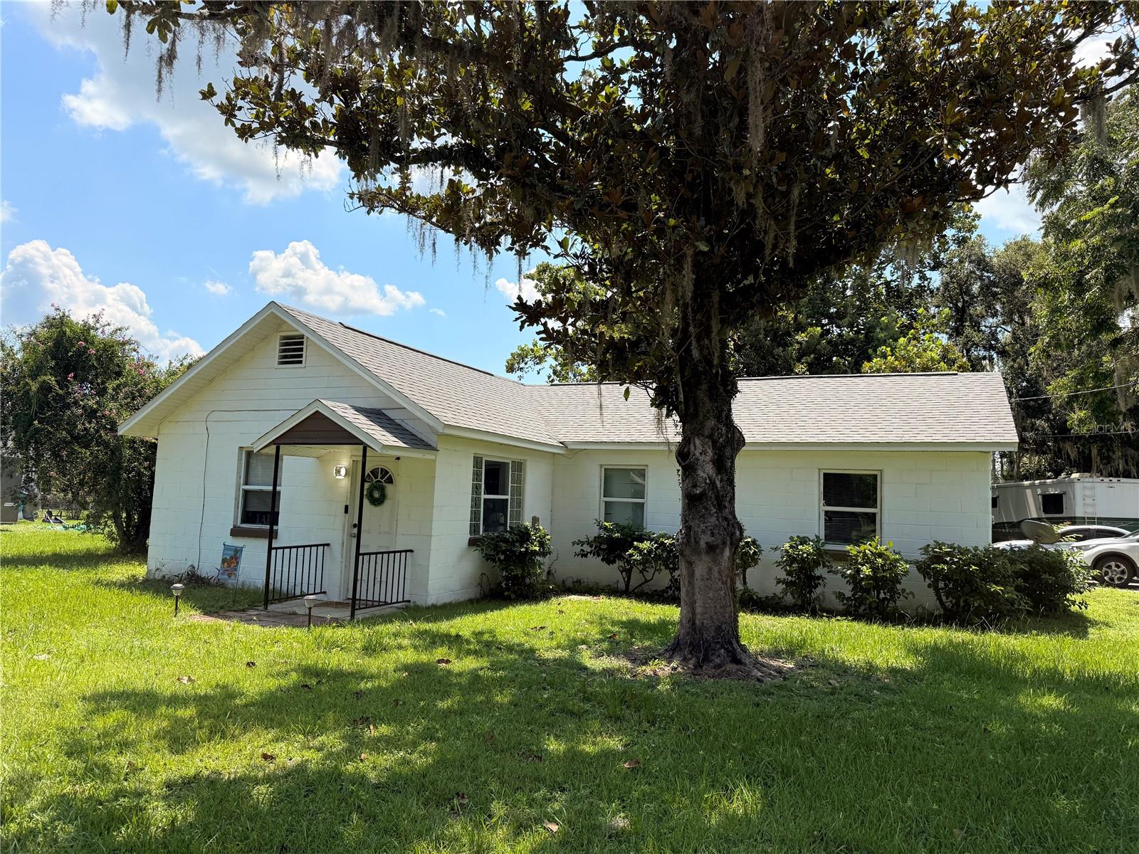 Discover the perfect blend of convenience and comfort just minutes from Lake Weir and an easy drive to The Villages, Belleview, and Ocala. This 3-bedroom, 2-bath home also features a versatile den—ideal for a home office or extra living space.
The property includes two small storage sheds and a covered carport. For added peace of mind, quarterly pest control is included in the rent.
Rental Qualifications: Household gross monthly income must be at least $4,000. All sources of verifiable income will be considered. Application required! Available for showings starting 9/15.
Located on Sunset Harbor Road near Hwy 441, this home offers both privacy and easy access to shopping, dining, and commuting routes.