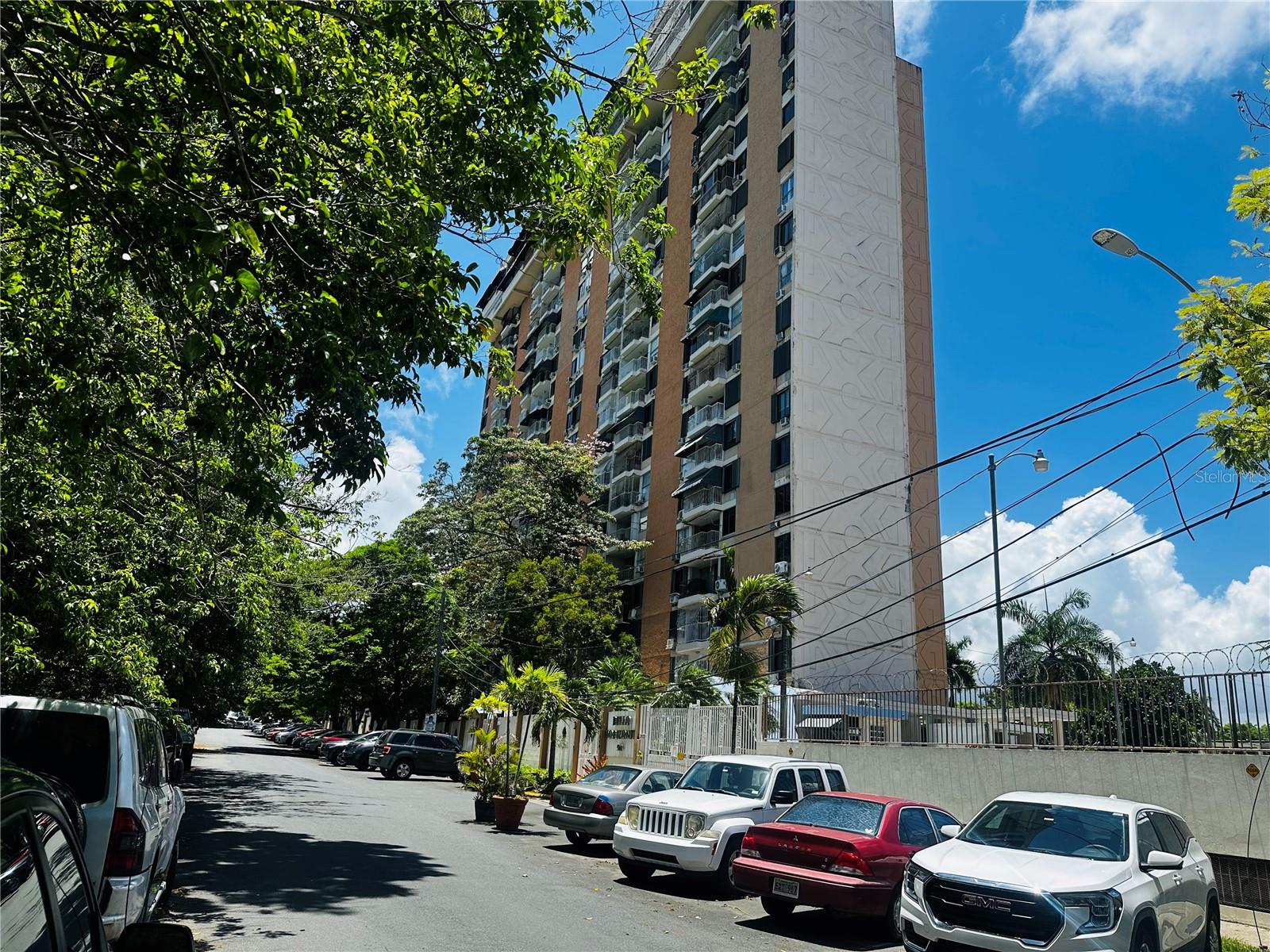 Located in the Bello Horizonte Condominium, this cozy third-floor apartment offers an excellent location and comfort to suit your lifestyle. With a total area of 1,117 square feet, it features three (3) bedrooms and one (1) full bathroom plus a half bath.
This apartment includes a water heater and air conditioning. Electricity and water services are not included in the rent, but parking is available for residents. The condominium offers controlled access, providing a safe and peaceful environment. It is ideal for those looking for a comfortable, well-located home that is move-in ready. To schedule a visit or receive more information, please contact us directly.