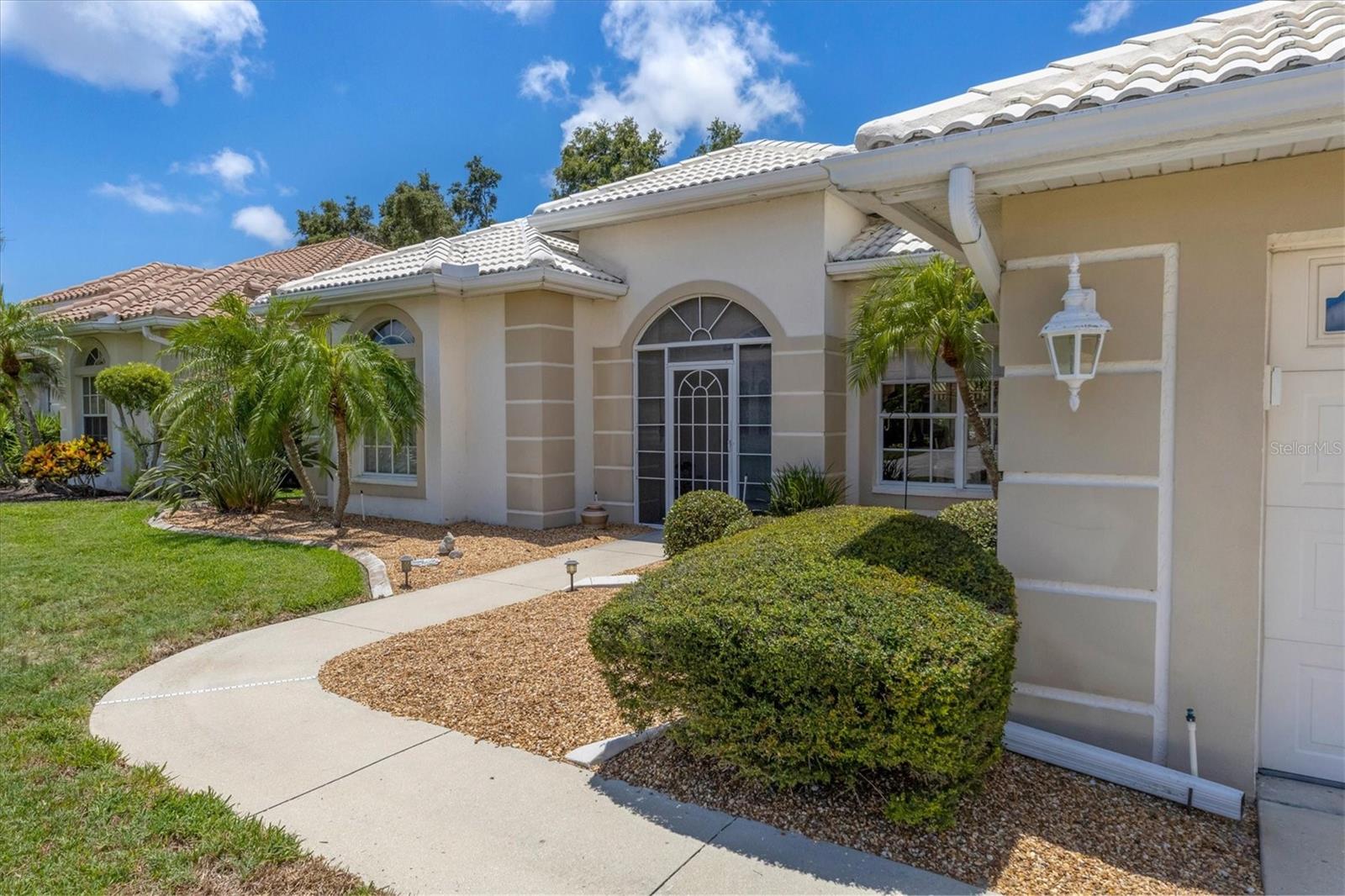 PELICAN POINTE GOLF & COUNTRY CLUB - Residential
