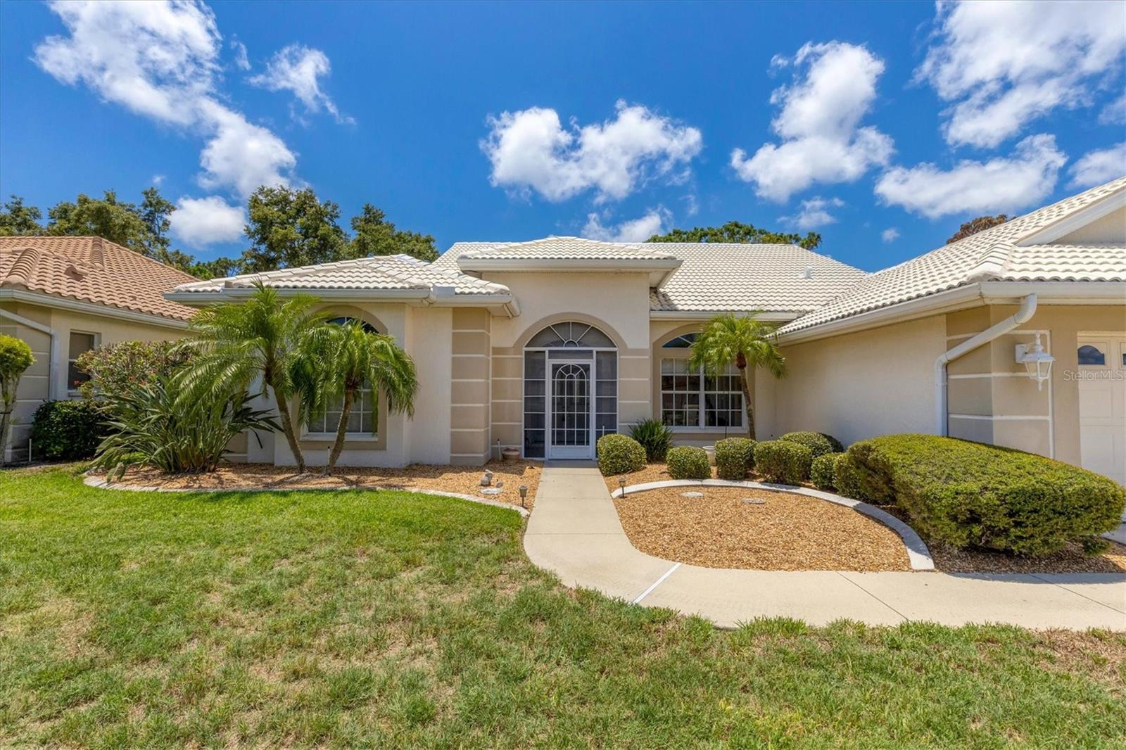PELICAN POINTE GOLF & COUNTRY CLUB - Residential