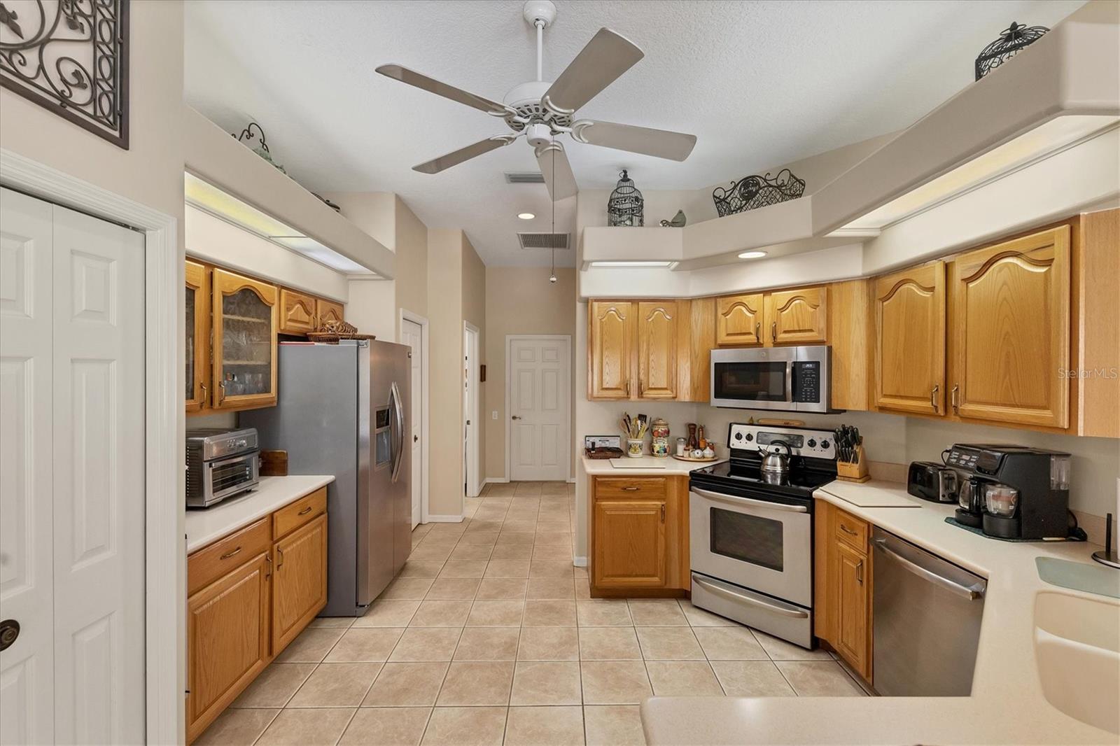 PELICAN POINTE GOLF & COUNTRY CLUB - Residential