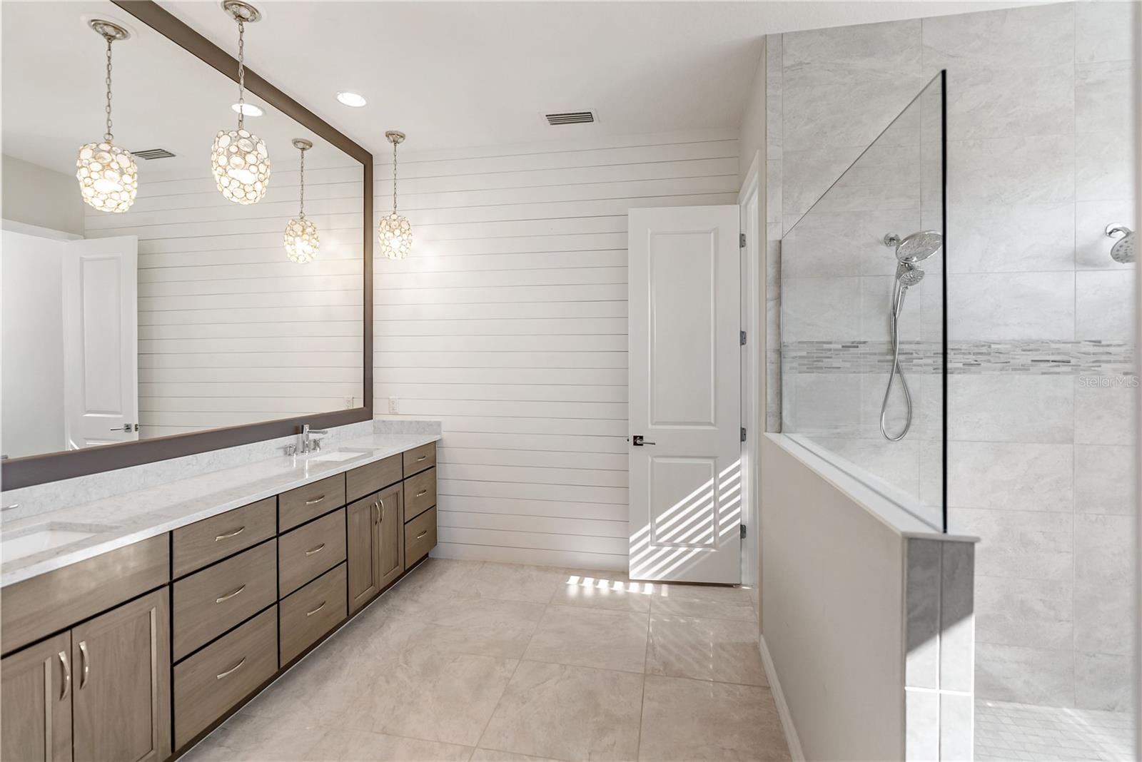 HAMPTON LAKES - Residential