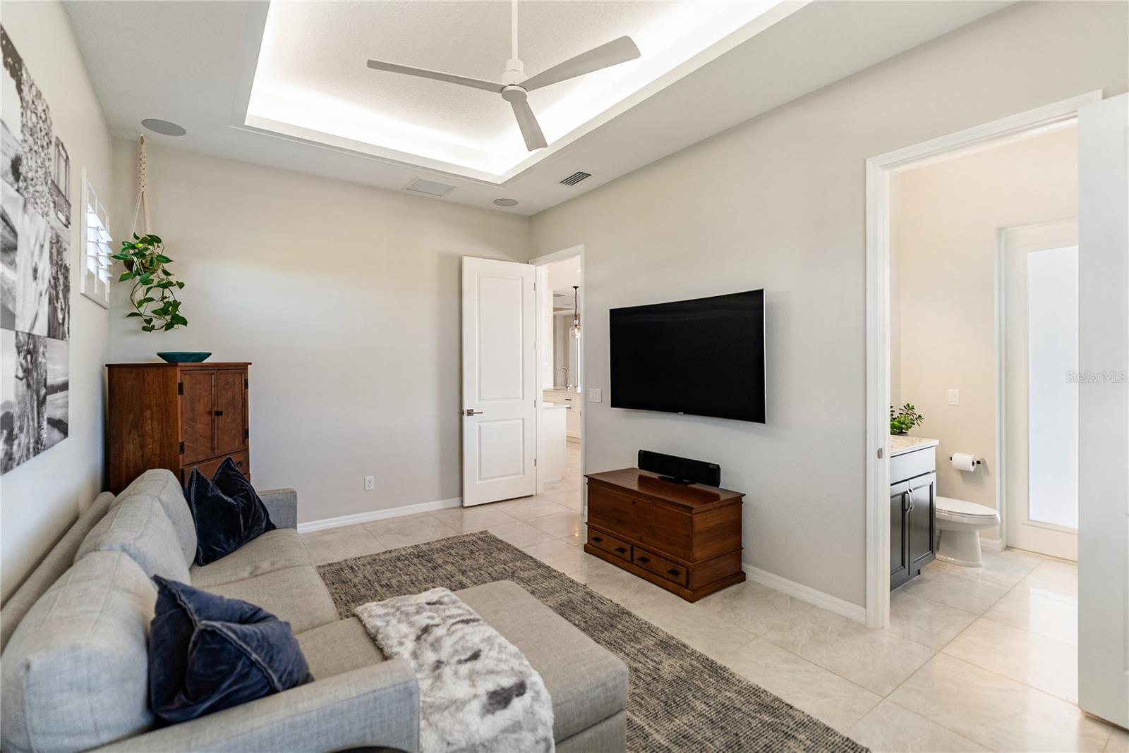 HAMPTON LAKES - Residential