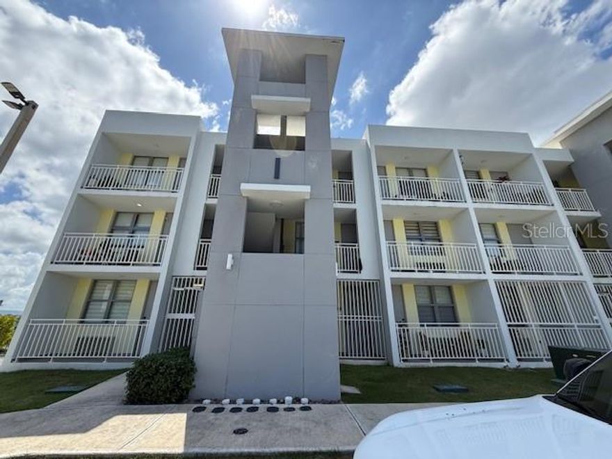 MODERN APARTMENT at PLAZOLETAS DE GUAYNABO
Modern apartment with 2 bedrooms and 2 bathrooms. It has a cozy living room, dining room, equipped kitchen, balcony and two designated parking spaces. Includes stove, refrigerator, 3 A/C units, washer and dryer. The community offers great amenities: playground, gazebo, EV Charging Station,  visitor parking, and 24-hour electronic security. Located near the main avenues, with easy access to Avenida MartÃnez Nadal, Expreso Luis A. Ferré, schools, shopping centers, hospitals and restaurants. Your new home awaits!
