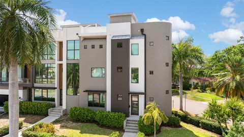 Photo of 92 W Davis Boulevard, Tampa, FL 33606 (MLS # TB8513403)