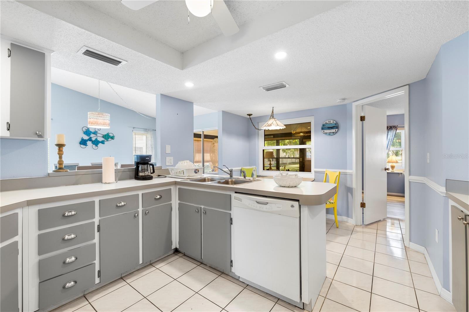 HOLIDAY LAKE VILLAS CONDO - Residential