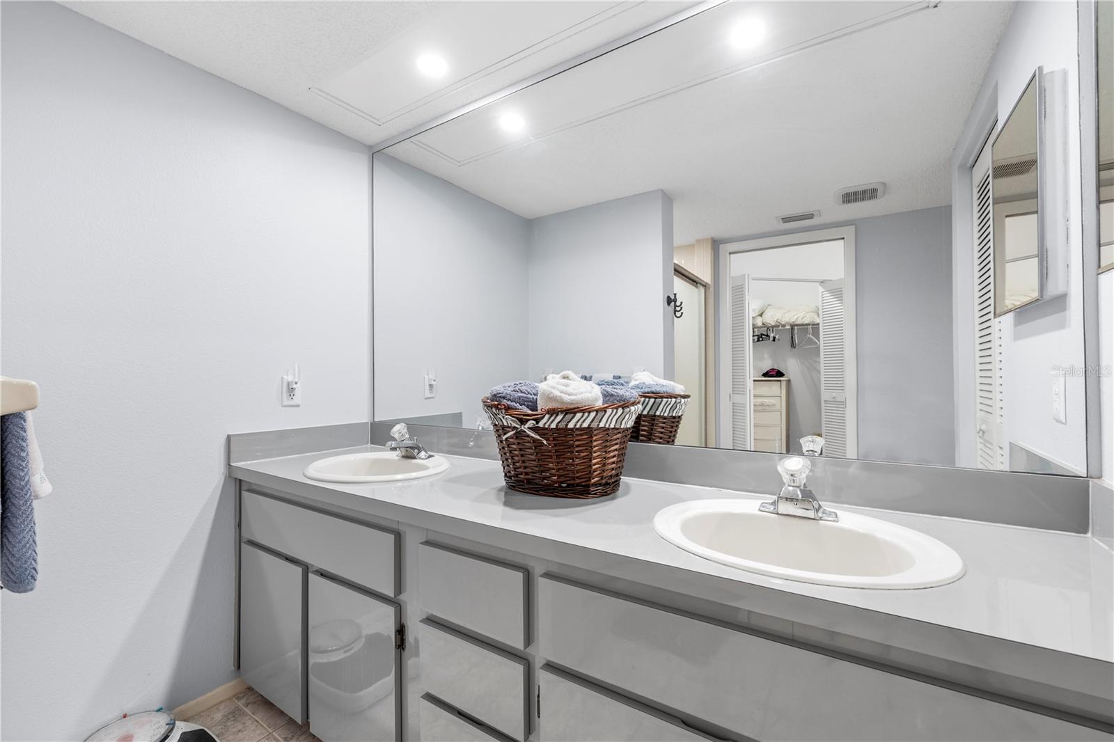 HOLIDAY LAKE VILLAS CONDO - Residential