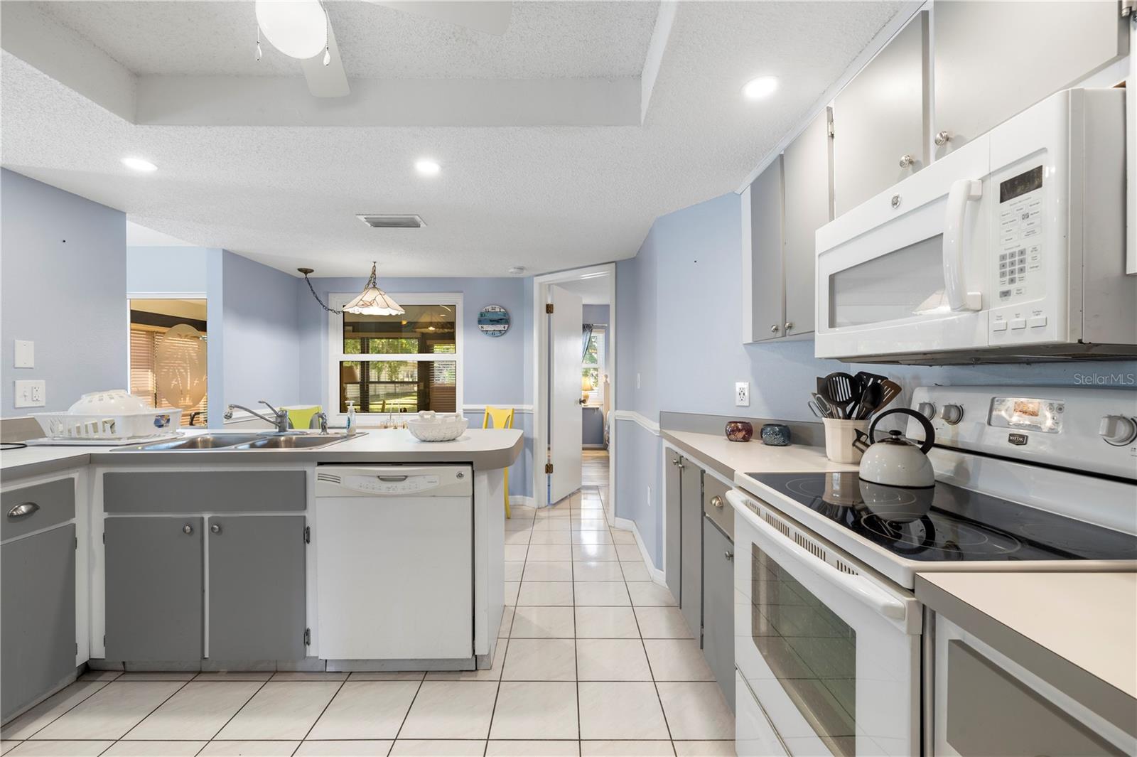 HOLIDAY LAKE VILLAS CONDO - Residential