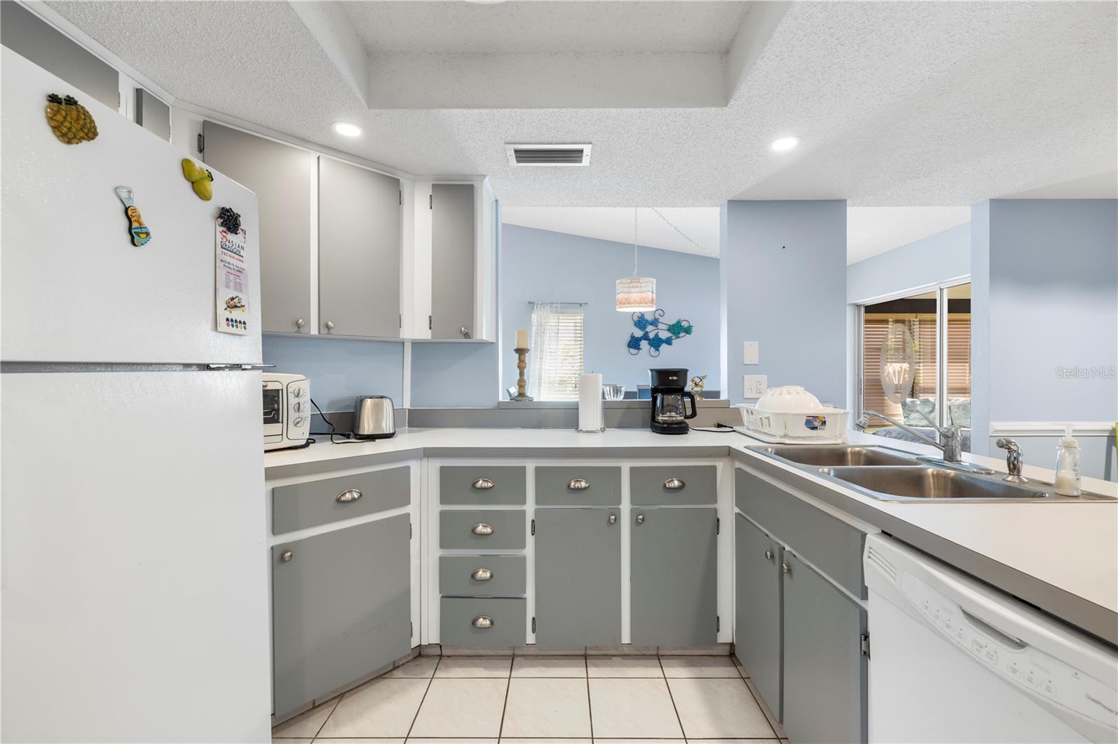 HOLIDAY LAKE VILLAS CONDO - Residential