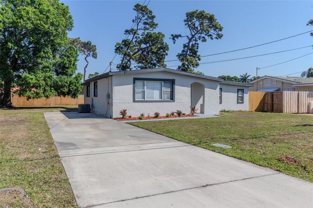 Photo of 10889 124th Avenue, Largo, FL 33778 (MLS # TB8492307)