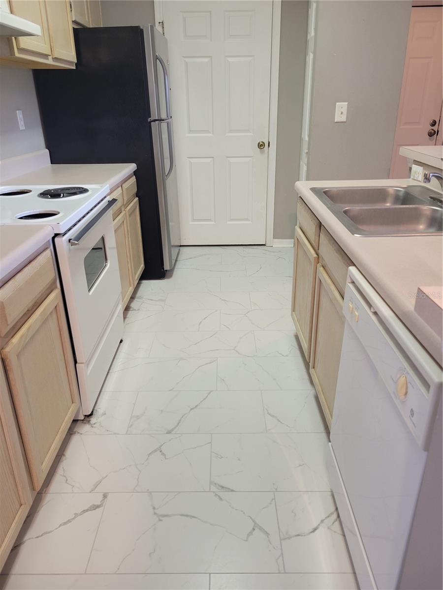 THE PINNACLE AT CARROLLWOOD A - Residential Lease