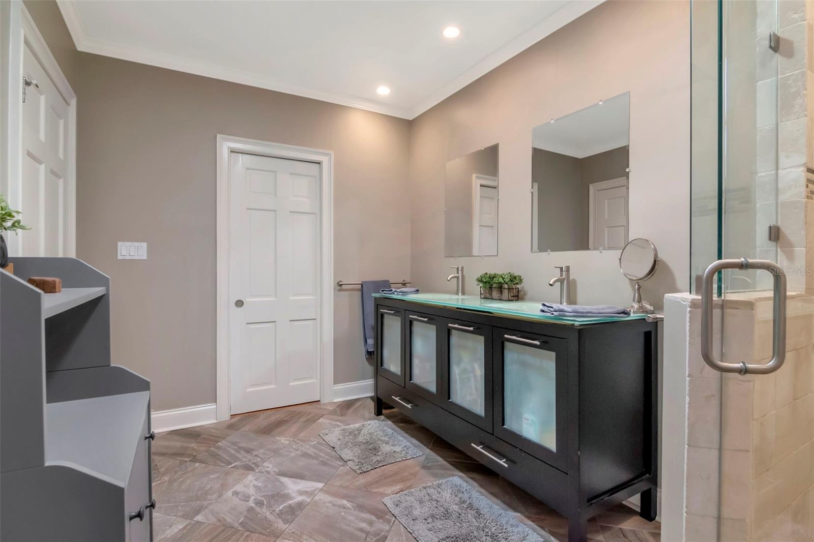 LAKESIDE TERRACE - Residential