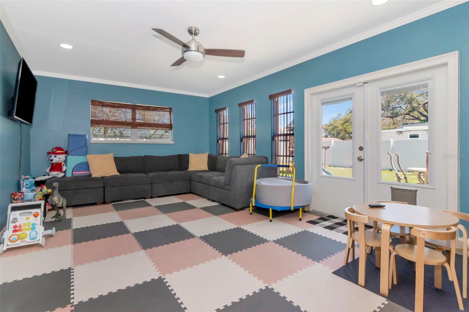 LAKESIDE TERRACE - Residential