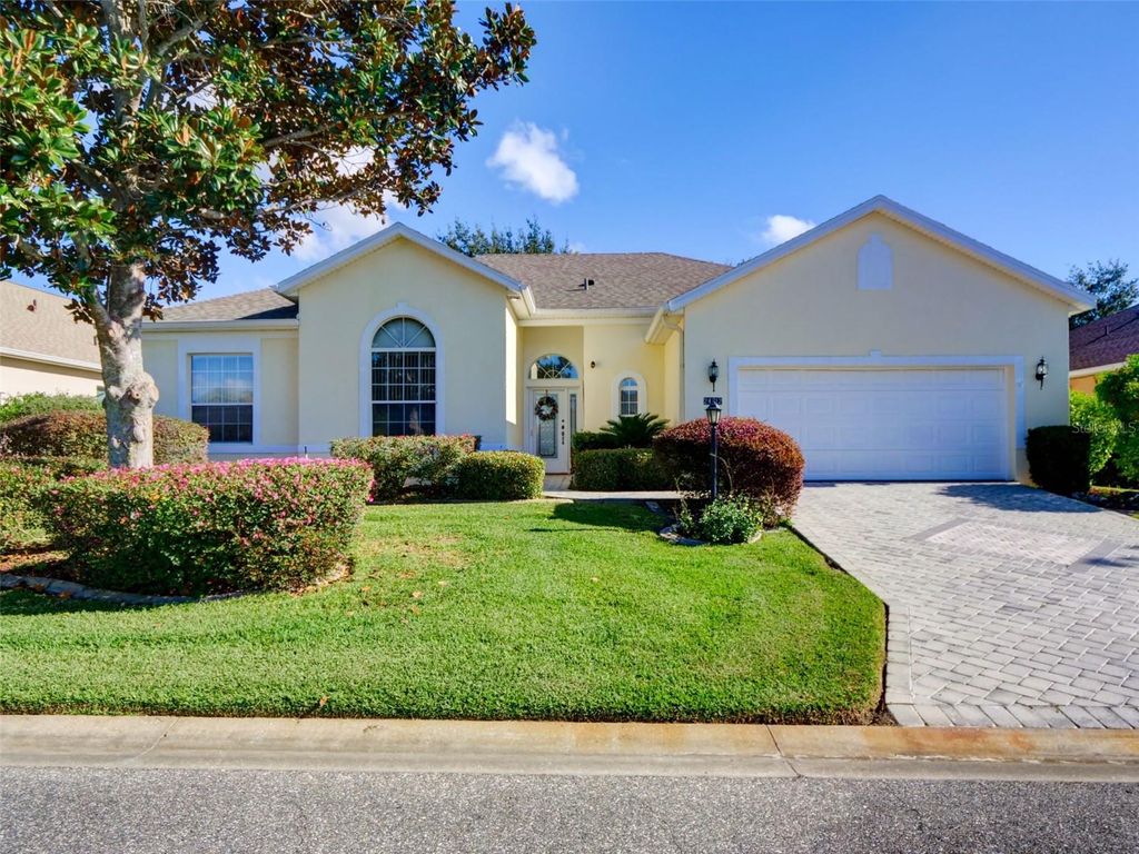 Photo of 24112 Robinwood Street, Leesburg, FL 34748 (MLS # G5106389)