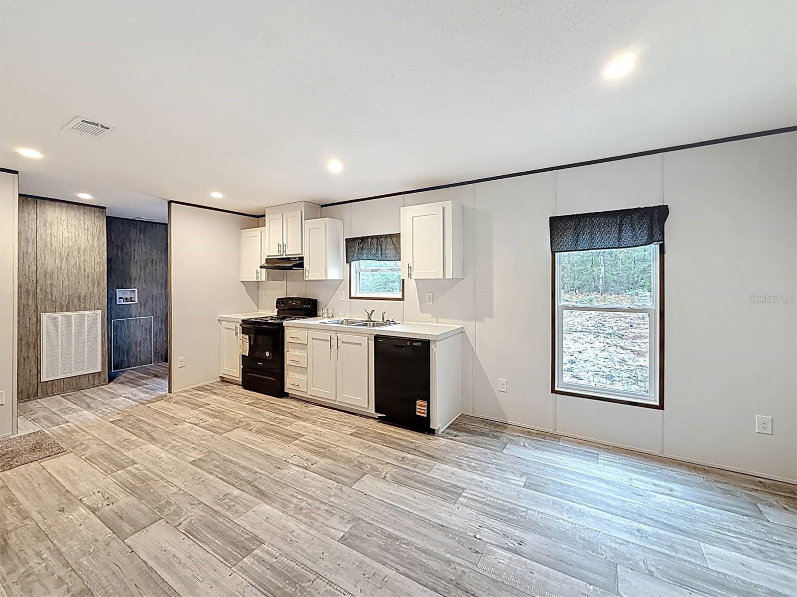 COOPER LAKE MANOR - Residential