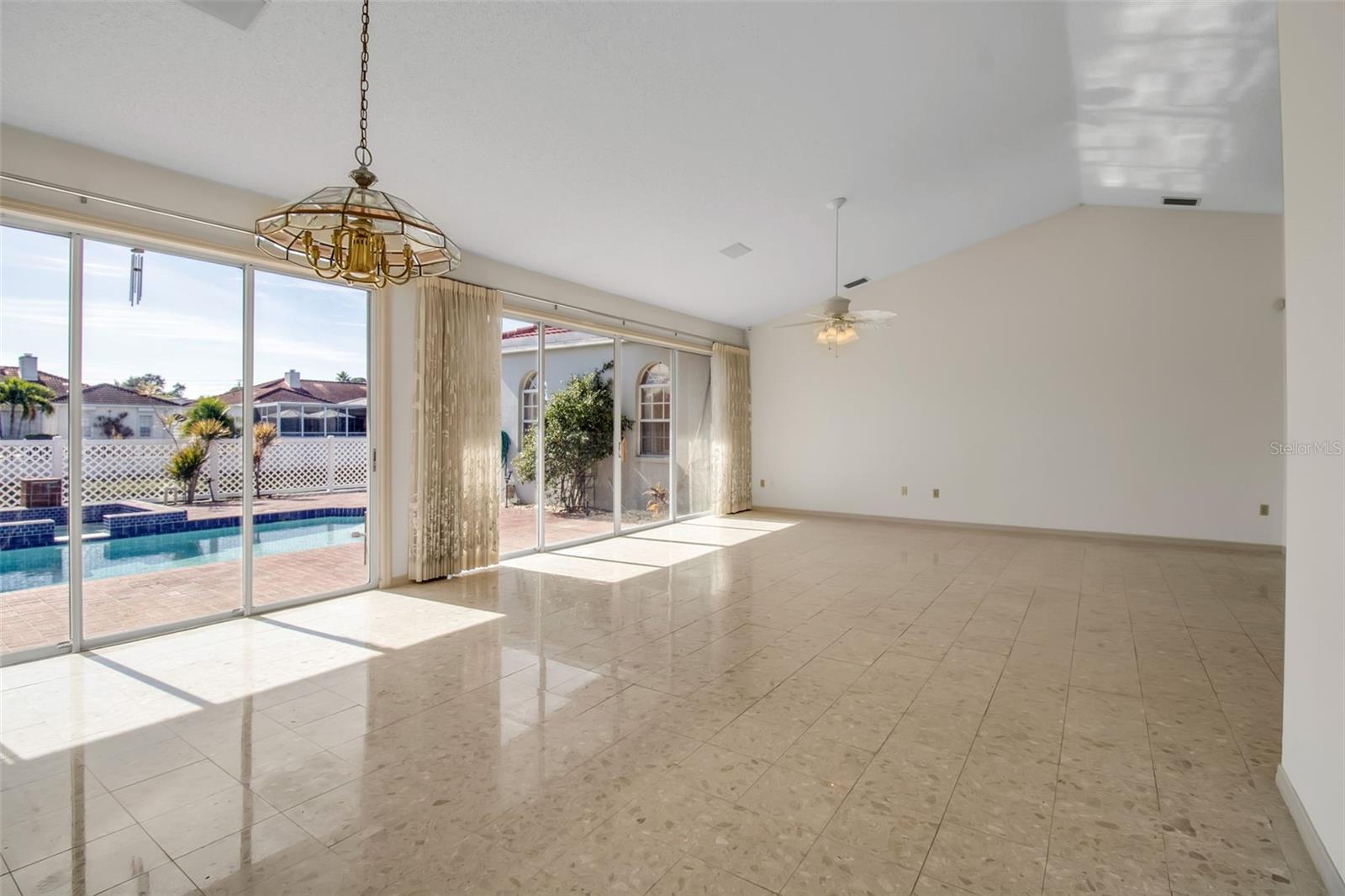 PALM COURT - Residential