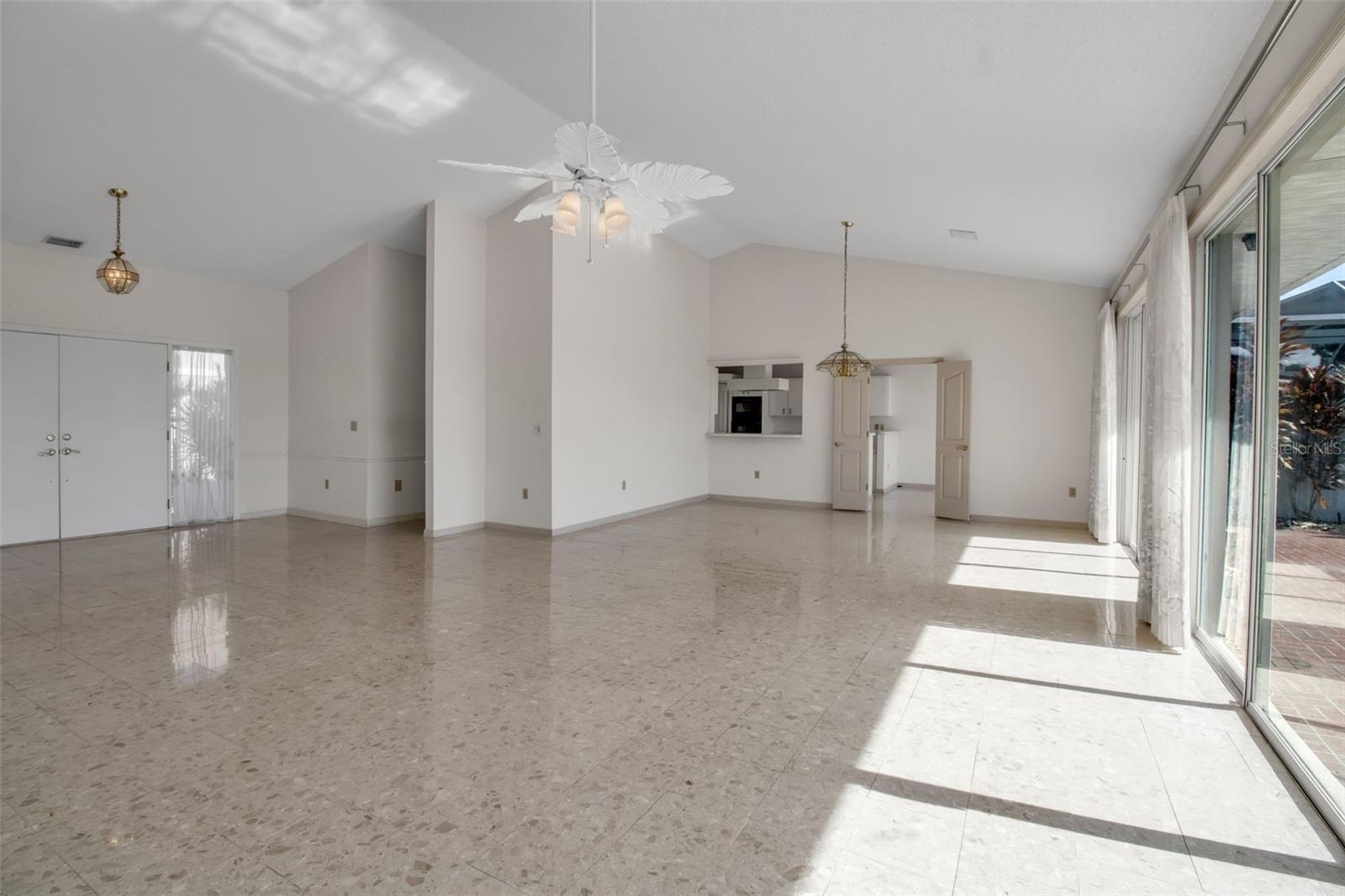 PALM COURT - Residential