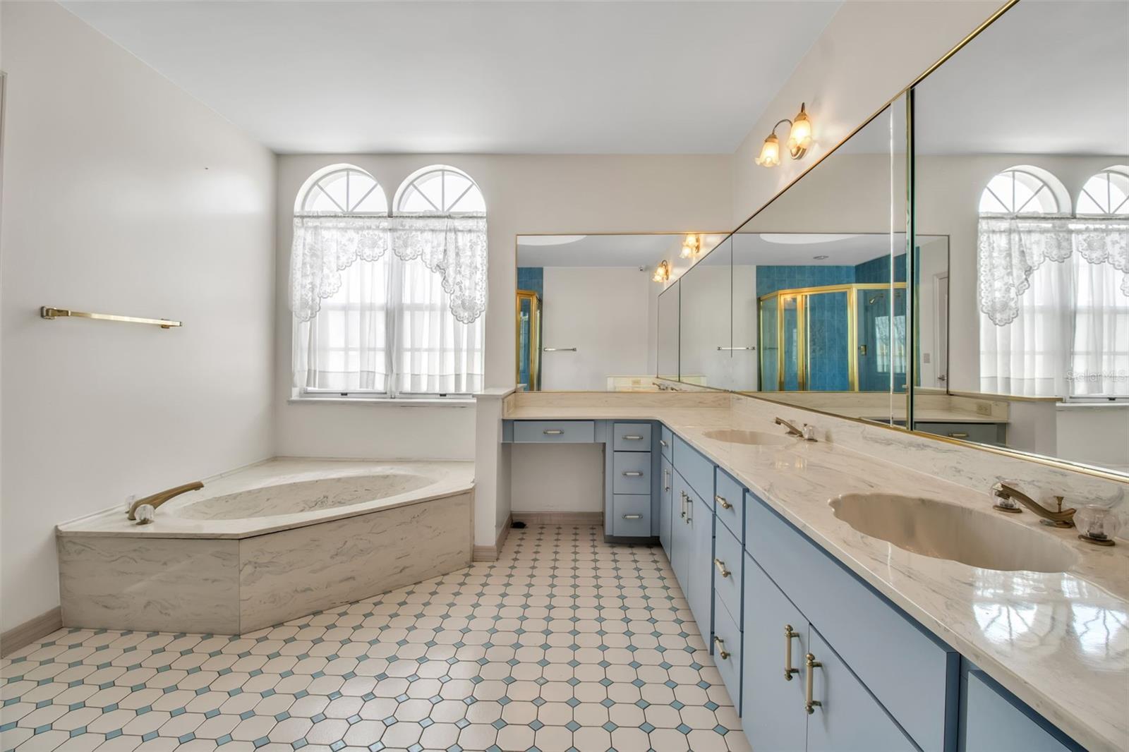 PALM COURT - Residential