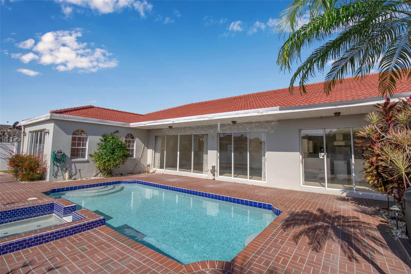 PALM COURT - Residential