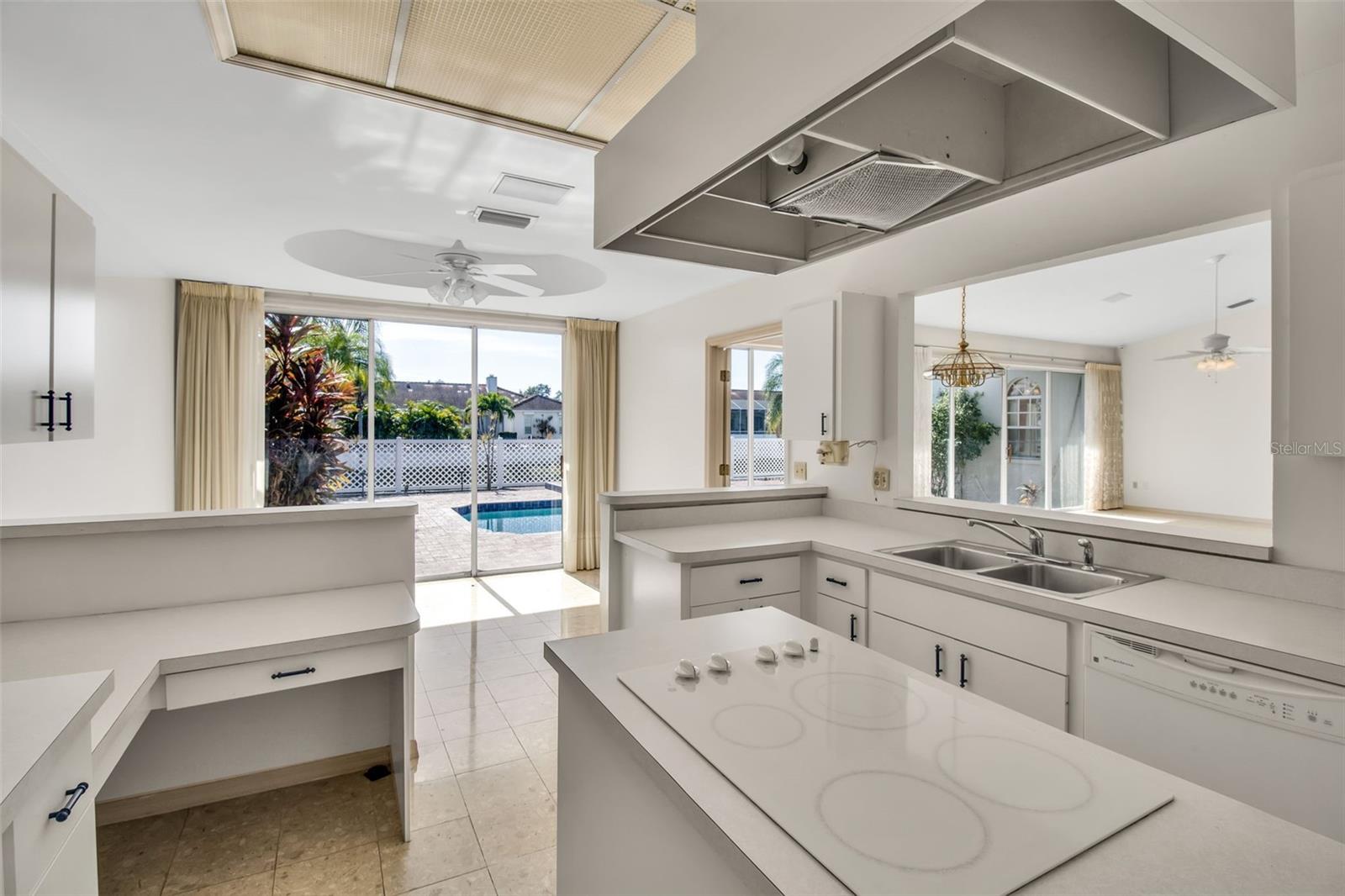 PALM COURT - Residential